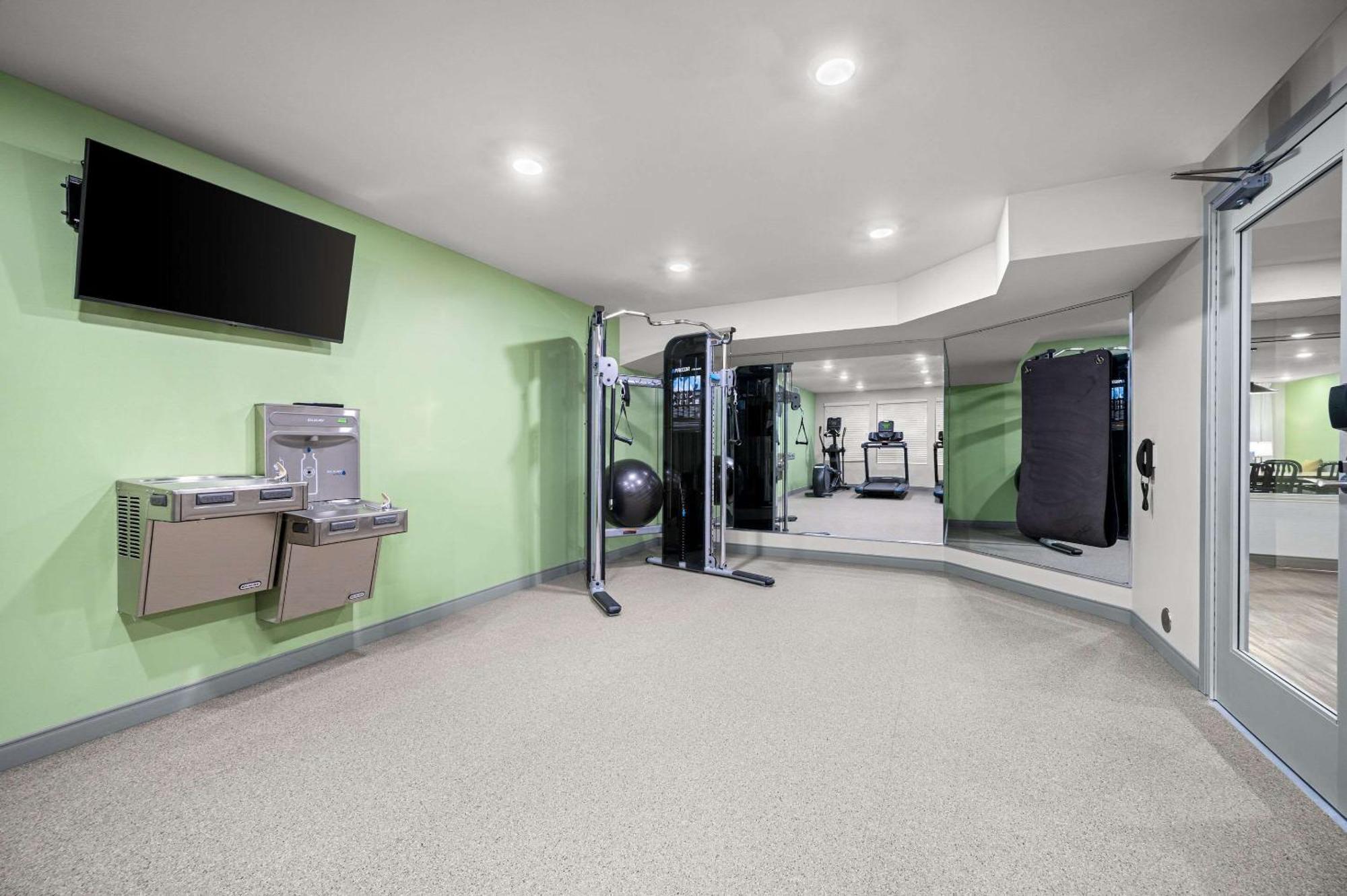 Woodspring Suites Dearborn Detroit Екстериор снимка