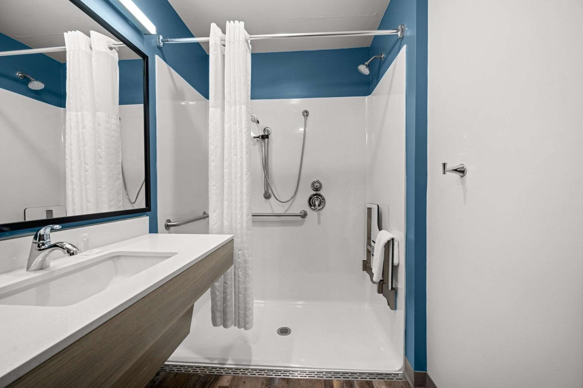 Woodspring Suites Dearborn Detroit Екстериор снимка