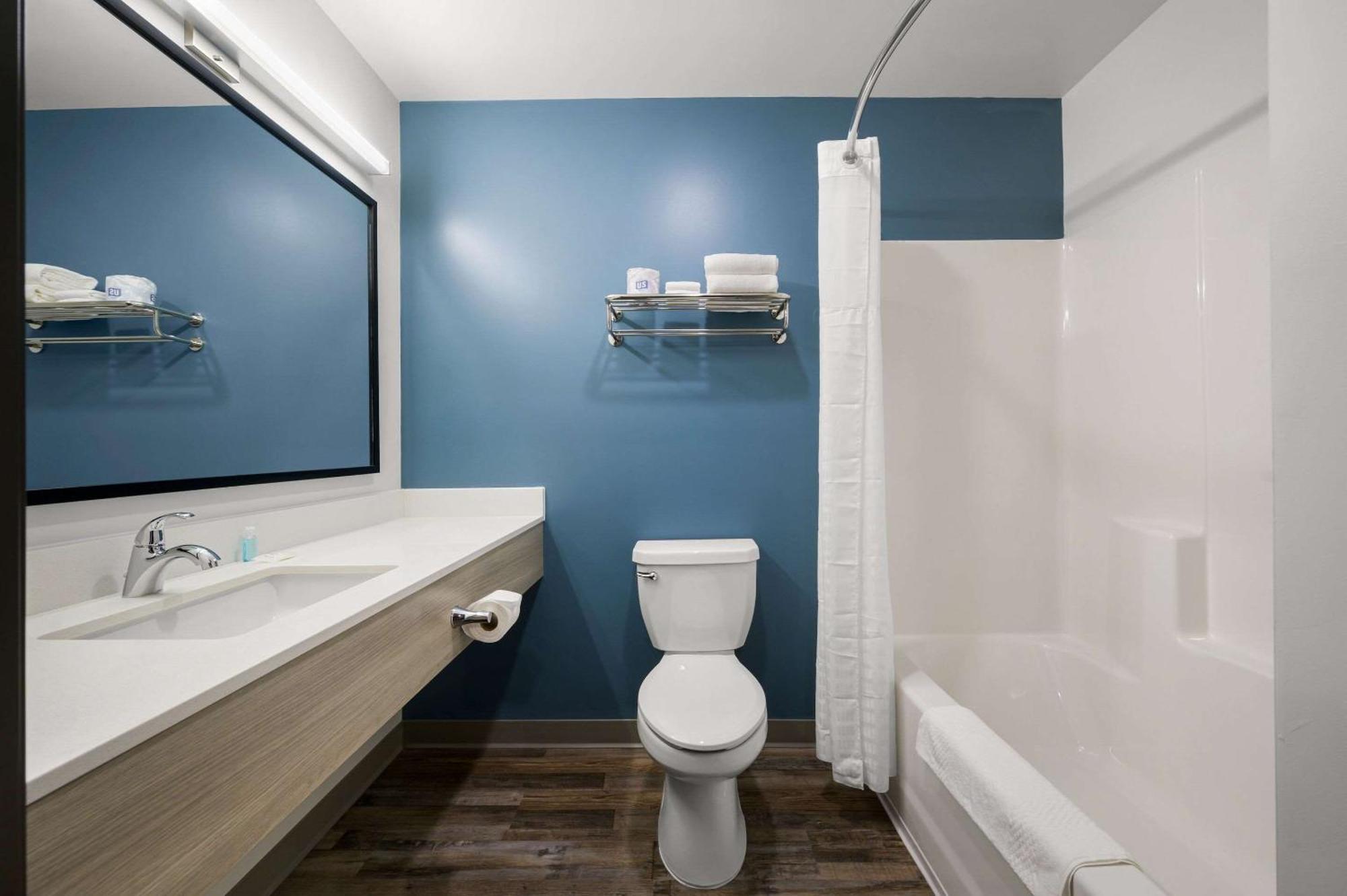 Woodspring Suites Dearborn Detroit Екстериор снимка