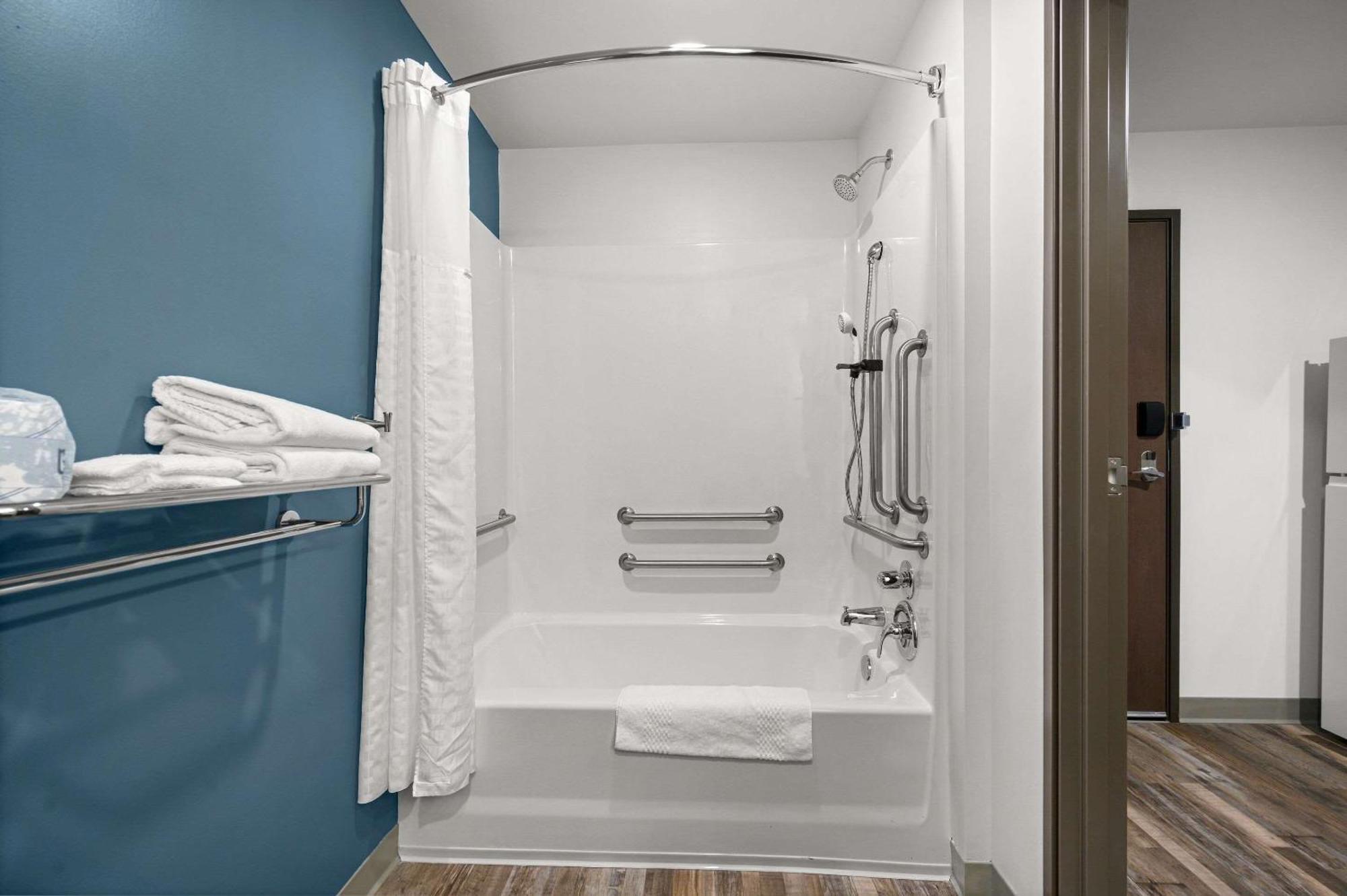 Woodspring Suites Dearborn Detroit Екстериор снимка